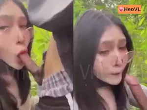 đi dã ngoại tiện nắc eny ở trong rừng