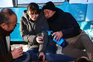 ông chồng ngu ngục để người vợ đi cắm trại với hàng xóm