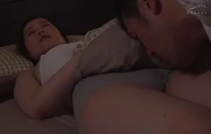3 ngày anh xã đi làm ăn, bà xã ở nhà nữa đêm bị bố gã chồng mò vào phòng