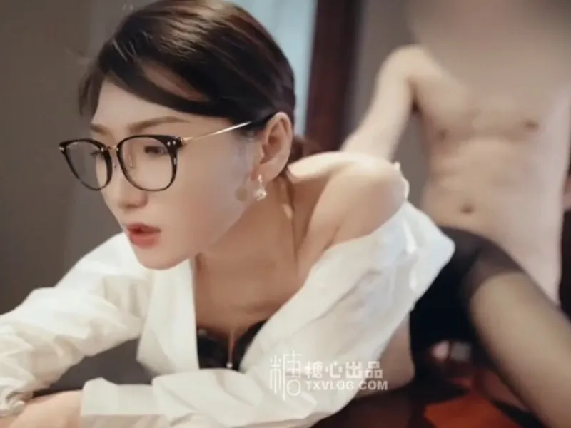 Vào phòng riêng được tiền bối nữ dâm dục liếm dương vật cho