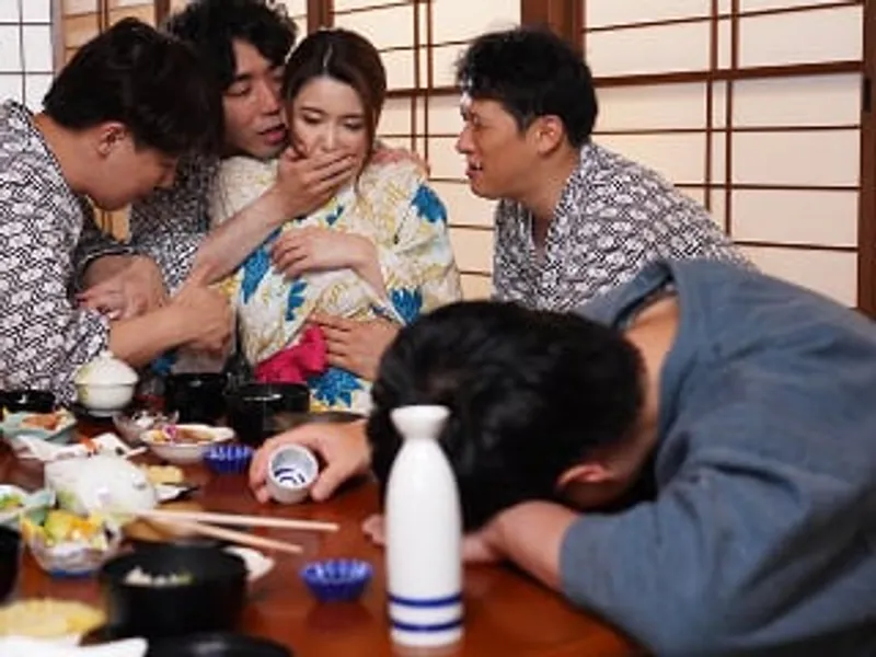 đưa vợ yêu đi suối nước nóng, chồng yêu không biết người vợ bị người khác trả bài sấp mặt