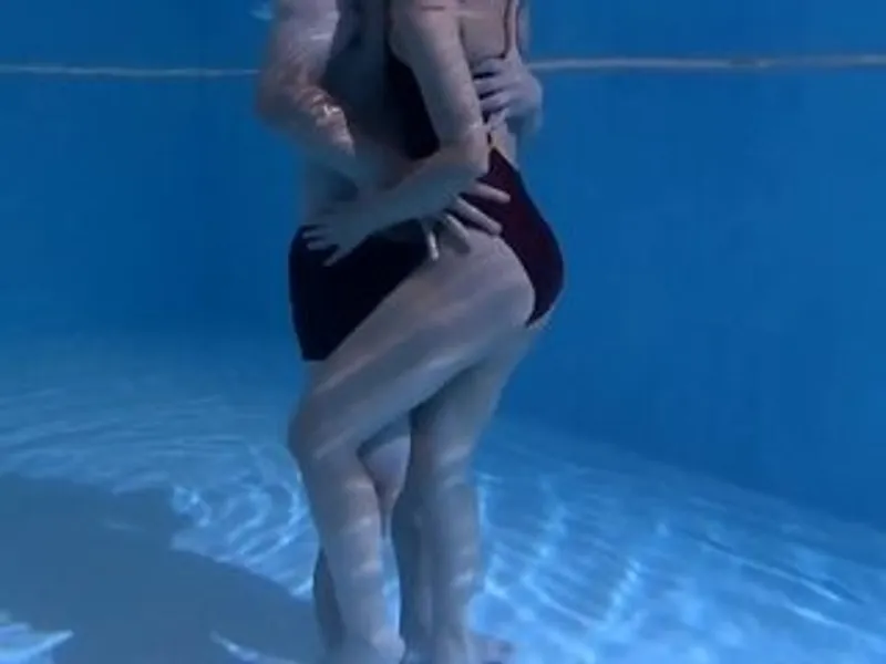 ông chồng lạnh nhạt, bà xã lén lút với hlv dạy bơi