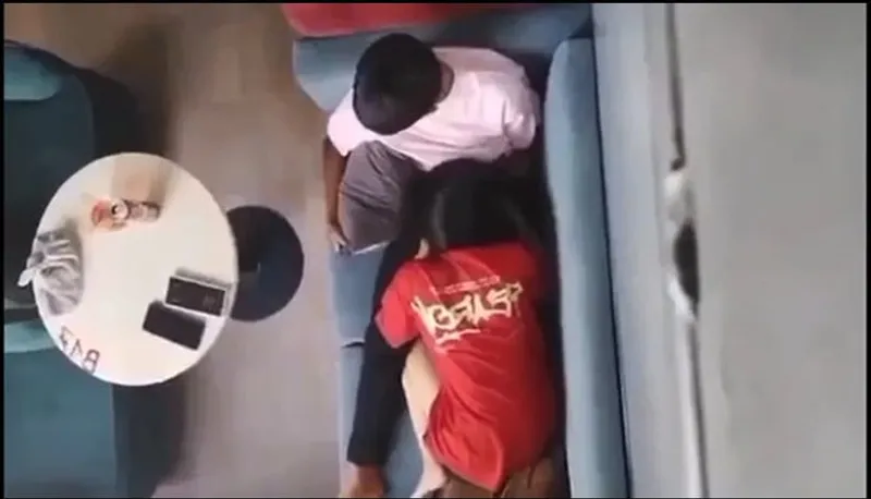 Quay lén người yêu bú bú cho bạn gái nơi công cộng