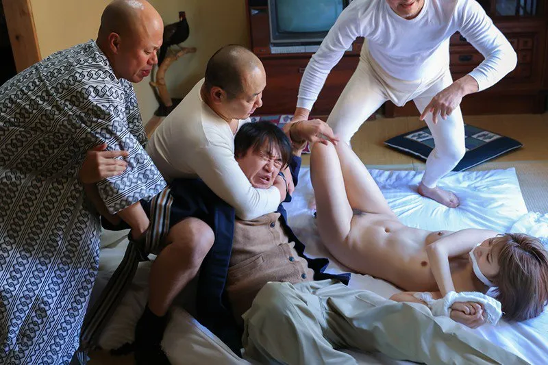 Chồng nhìn bà xã bị những tên tù vượt ngục cưỡng hiếp