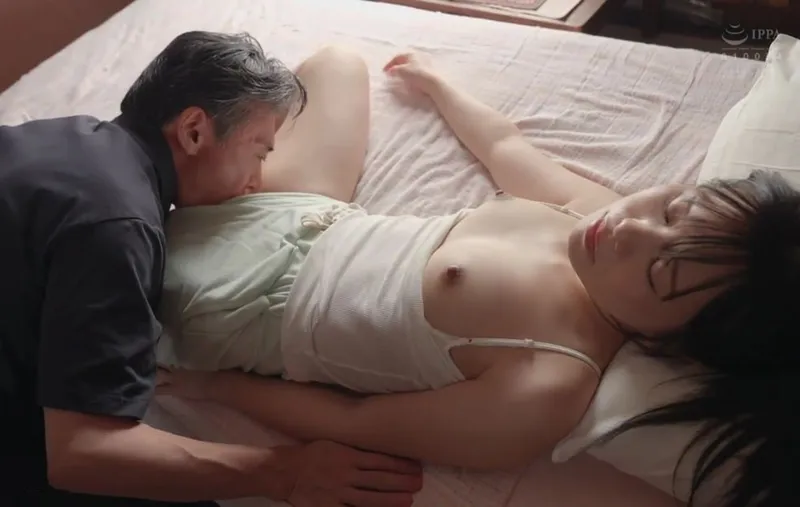 Bố già tích cực vét máng đứa tí tẹo lâu ngày về quê giờ đã trưởng thành