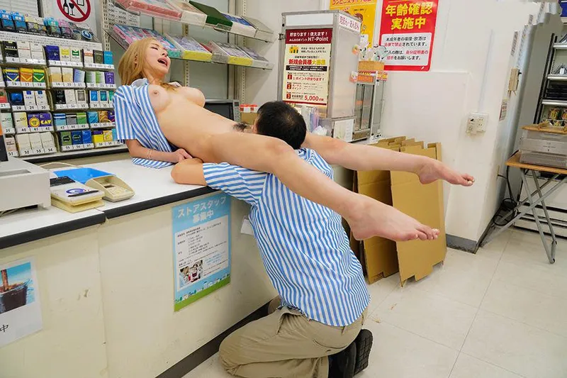 Anh tiền bối tống tình cô bé ngổ ngáo của chủ cửa hàng tiện lợi