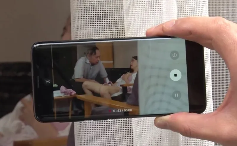 Người tình của con trai gian díu với bố ông xã bị gã tiền bối khu phố phát hiện