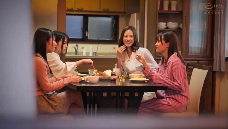 Bố đi vắng, 4 bé gái ở nhà bị những tên côn đồ để ý tới