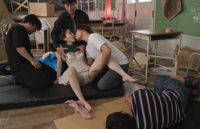 Giúp đỡ cậu bạn trai bị bắt nạt, học sinh nữ dính vào đám côn đồ biến thái