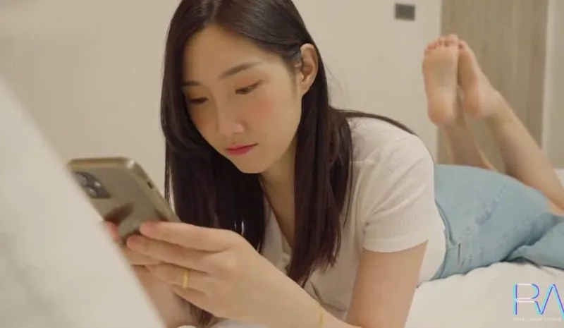 Xinh đẹp nhưng vẫn bị gã chồng vụng trộm, người vợ buồn tình cho anh giao hàng trả bài luôn