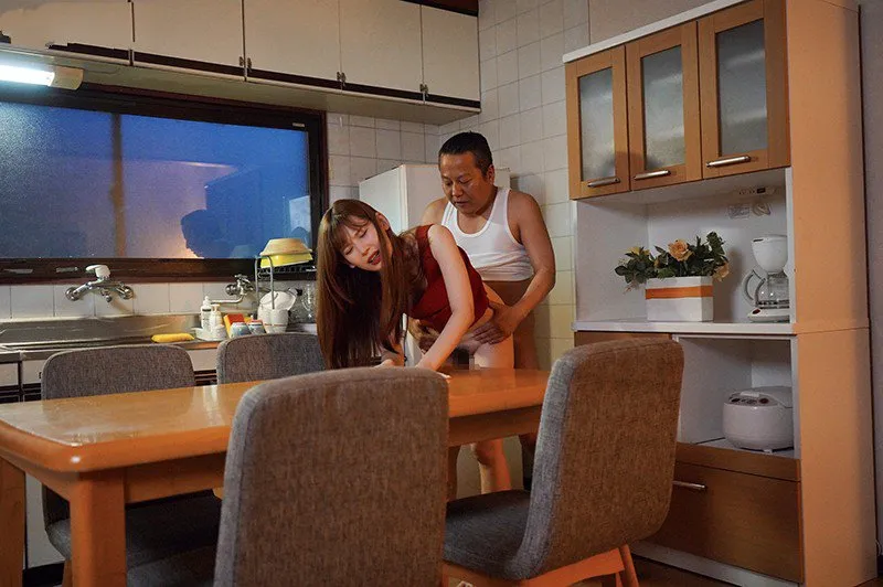 Con gái bị ông chồng mới của mẹ phang mỗi ngày, cho dù đã có người yêu