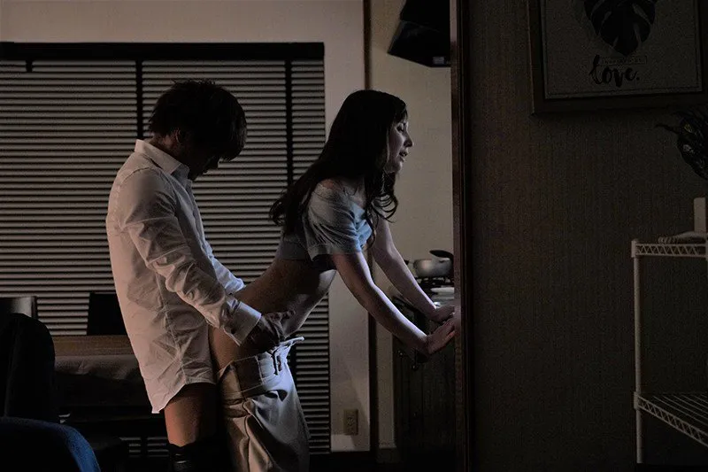 Cấp trên đi công chuyện, cậu nhân viên đến nhà nắc cô vợ ông ấy