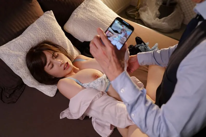 Cấp trên chuốc thuốc em thư ký bắt quan hệ cả đêm khi đi bàn việc làm ăn xa