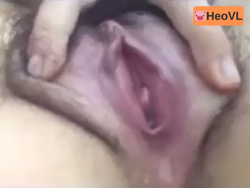 Cô bạn gái show cận cảnh bím đang thở