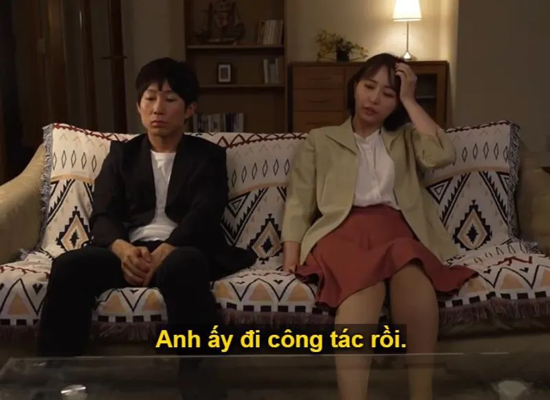 Buồn vì chồng yêu muốn ly hôn, bà xã đi họp lớp rồi dẫn cậu bạn học về nhà địt